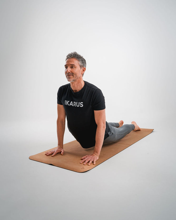 IKARUS T-Shirt SIGNATURE Unisex schwarz fair & nachhaltig produziert Asana Yogamatte